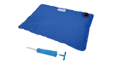 Blå vacuumat underlag med pumpe. Foto