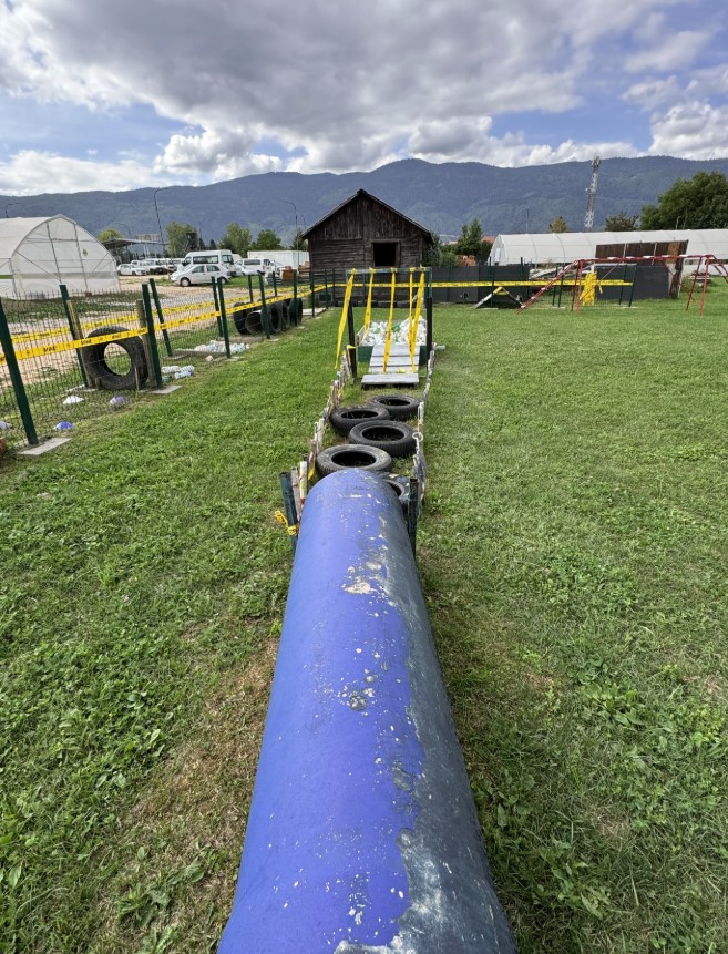 Treningsområde for minehunder ved Norsk Folkehjelps senter i Sarajevo